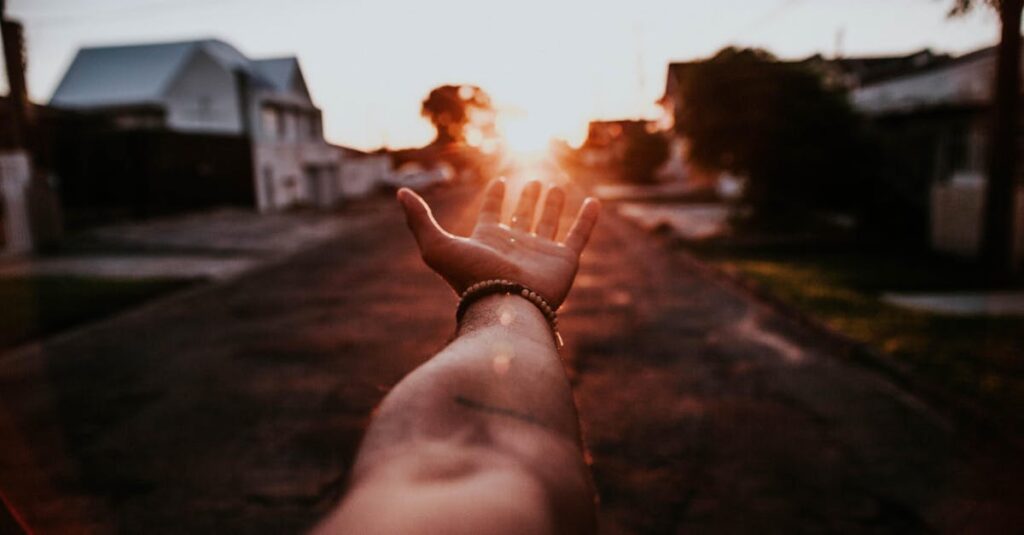 やわらかな光の道を一歩踏み出す女性。小さな一歩が、自分の物語を動かしていく。