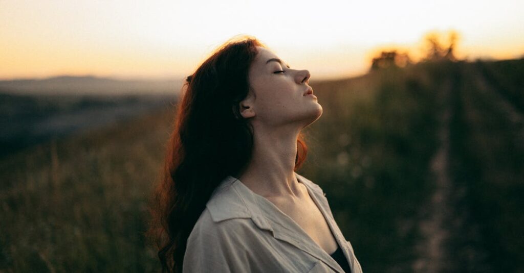 広い空間へ踏み出す女性。ラベルの外に広がる、もっと自由な自分。