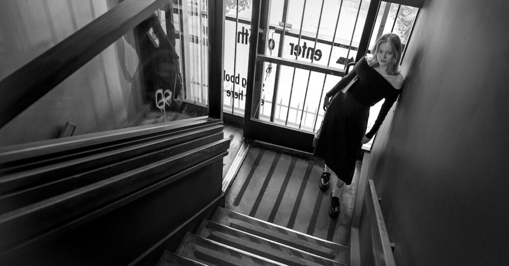 影から歩き出し、自分の舞台へ足を踏み出すアニメキャラクターのイメージ