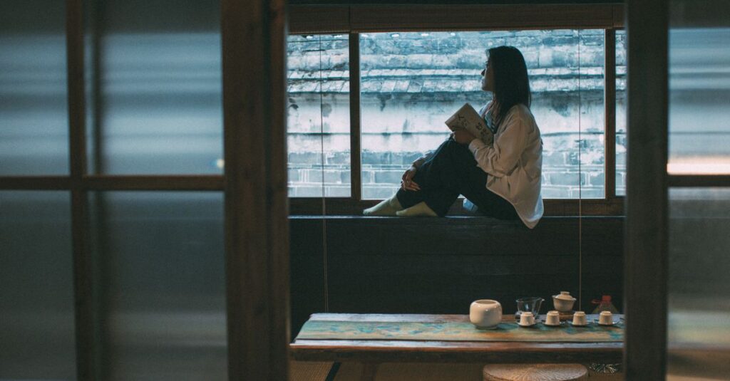 やわらかな光が差し込む静かな部屋。自分と向き合うための、ゆったりとした時間。