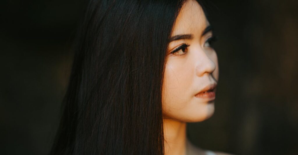 静かな光の中で誰かを守ろうと決意する戦士。守りたい人がいるとき、踏み出せる一歩がある。