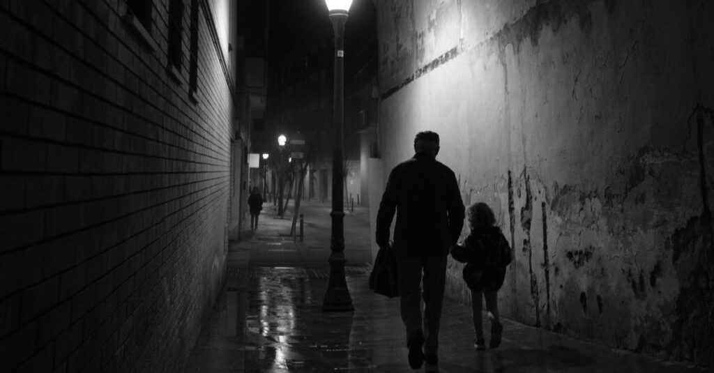 夕暮れの光の中を歩く家族의シルエット。あなたにとって家族とは、どんな存在ですか。