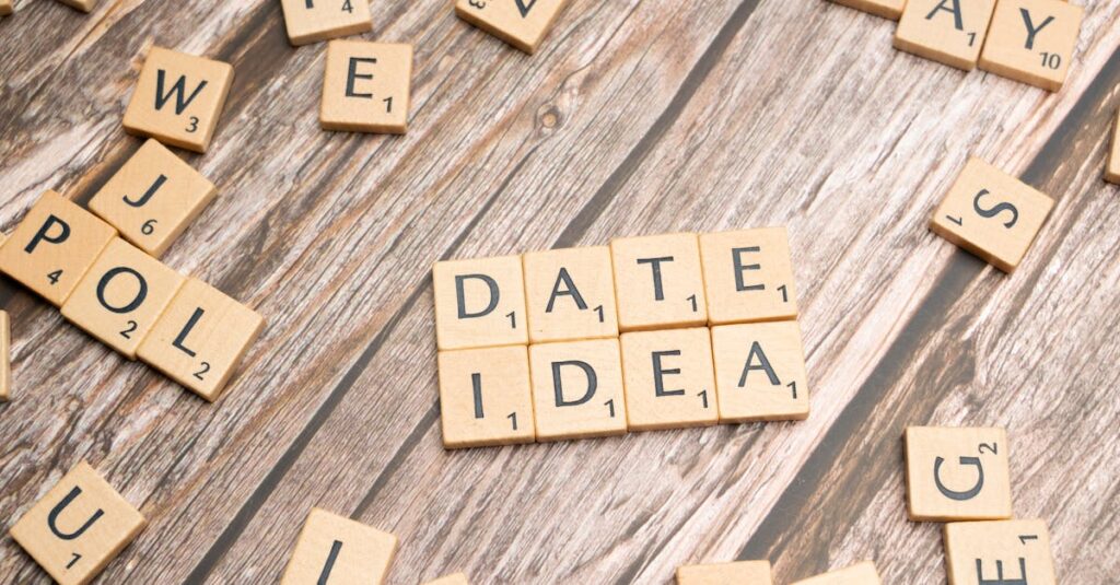 現実の恋愛に応用できる心理テクニックを意識する男女の様子