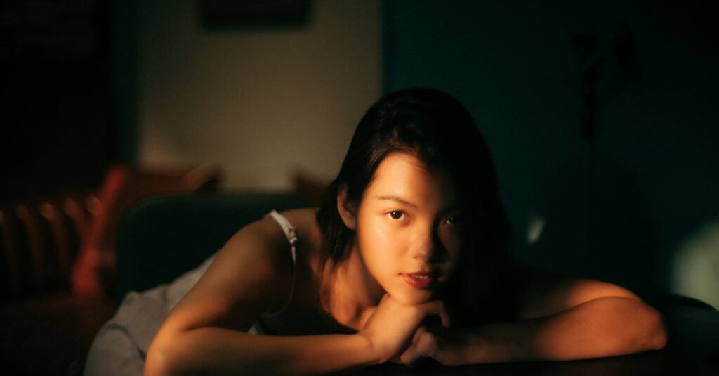 夕暮れの光の中で静かに微笑む女の子。孤独と共存することを、少しだけ受け入れた表情。