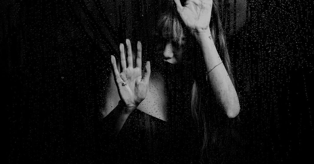 雨の窓辺でひとり静かにいる女性。言葉にならないまま抱えてきた感情が、ある日静かに溢れる。