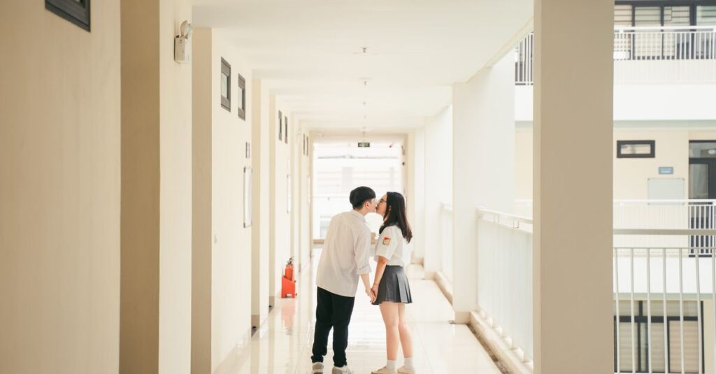 屋上でぎこちなく向き合うふたり。好きなのに言えない、かぐや様の世界観。