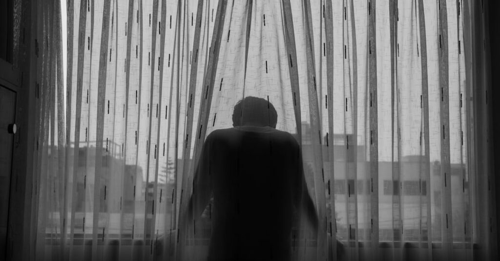 ひとり静かにうつむく女性。誰かのためばかりで、自分の気持ちを忘れてしまった時間。