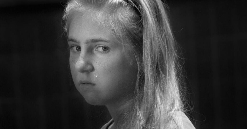 やわらかな光の中で誰かの気持ちをそっと感じ取る女の子。敏感すぎることは、負担でもあり、やさしさの源でもある。