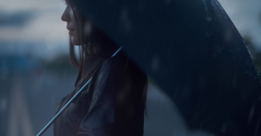 雨上がりの光の中に立つふたりのシルエット。孤独のそばには、いつもやさしさがある。