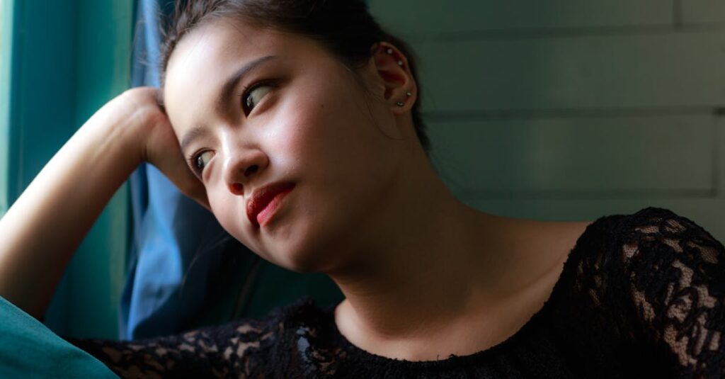 夜空を見上げ、自分の気持ちと向き合うアニメキャラクターの姿