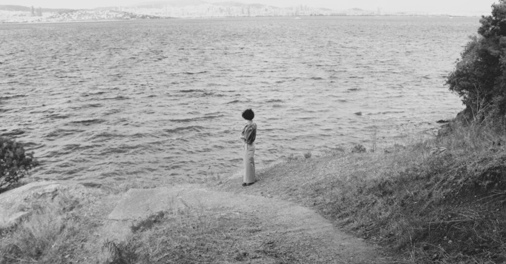 踏み出す前の一瞬、迷いながら立つ女性。怖さは、本気の証かもしれない。