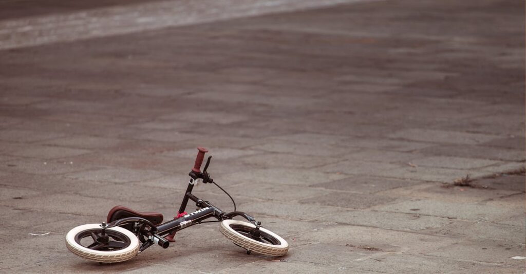 薄暗い光の中でひとり佇む若い戦士。復讐だけを生きる理由にしていたとき、心は空洞だった。