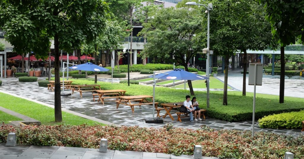 雨の東屋でふたりが静かに向き合う。言葉より先に、雨音が心を満たしていく。