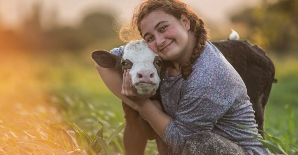 笑顔の裏で無理しているアニメキャラクターのイメージ