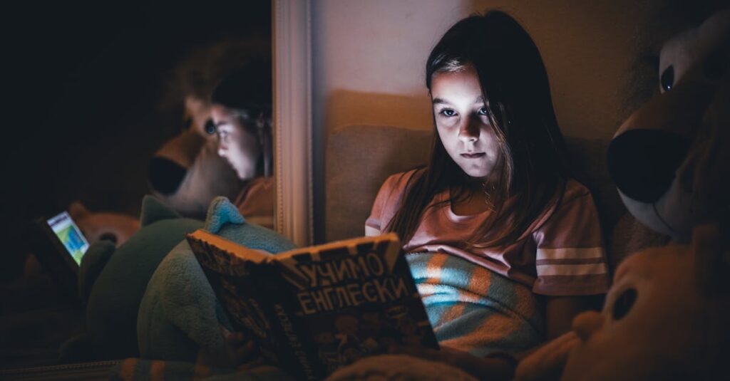 鏡を見つめ自分を受け入れるアニメキャラクターのシルエット