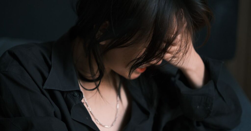 ひとり静かにうつむく女性。誰かのためばかりで、自分の気持ちを忘れてしまった時間。