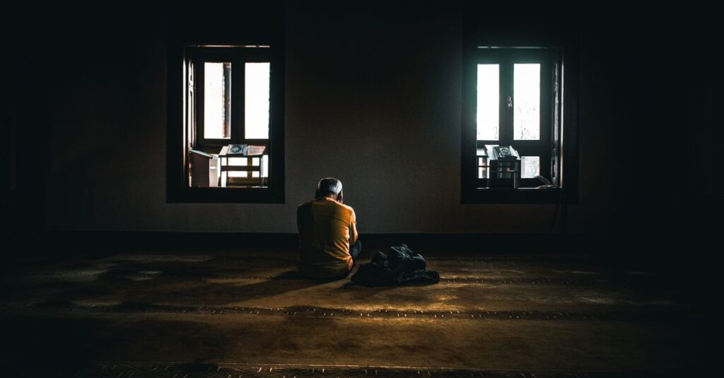 やわらかな光の中で静かに自分と向き合う人。人との距離感は、まず自分を知ることから始まる。