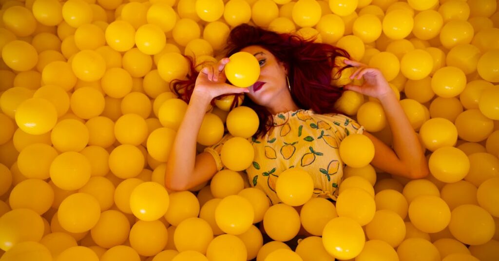 嫉妬してしまう自分に困惑するアニメキャラクターの姿