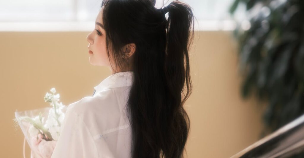 遠くから静かに見守る女性。誰かの恋を応援することで、自分の気持ちから目を逸らしてきた。