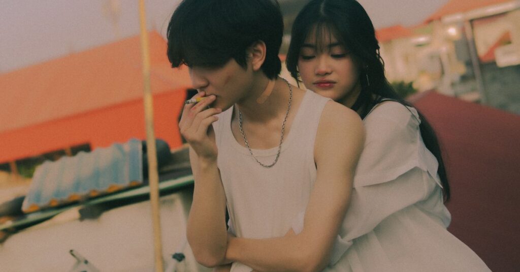 やわらかな光の中でふたりが静かに向き合う瞬間。うまくやろうとしなくていい。