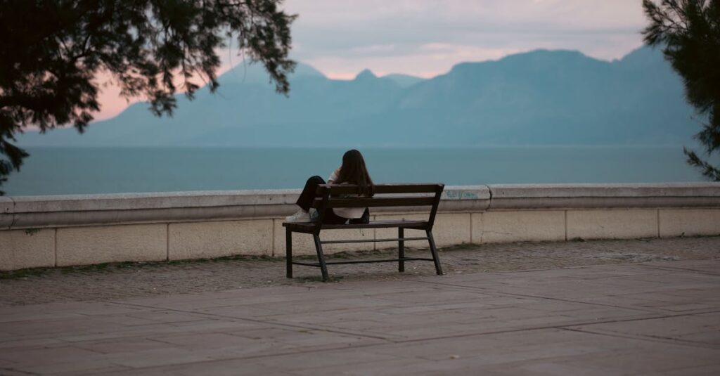 やわらかな光の中で静かに自分と向き合う人。人との距離感は、まず自分を知ることから始まる。