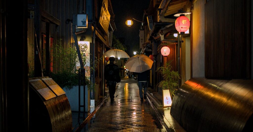 雨上がりの光の中に立つふたりのシルエット。孤独のそばには、いつもやさしさがある。