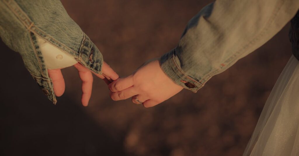 やわらかな光の中でふたりが静かに向き合う瞬間。うまくやろうとしなくていい。