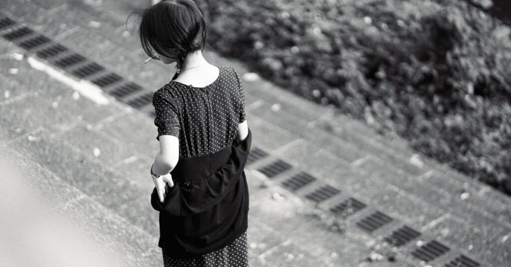 踏み出す前の一瞬、迷いながら立つ女性。怖さは、本気の証かもしれない。