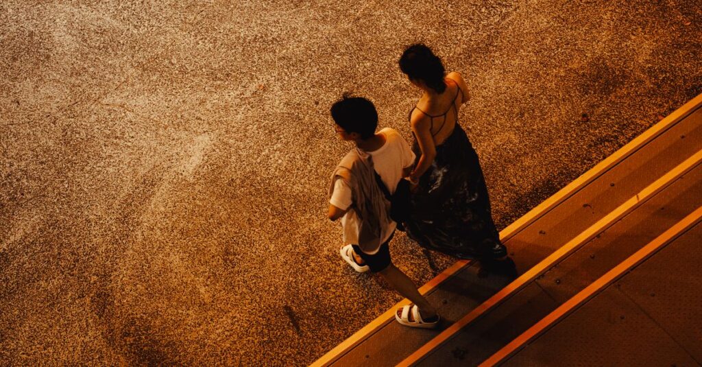 夕暮れの中を並んで歩くふたり。永遠ではない今だからこそ、一緒にいる時間が輝く。