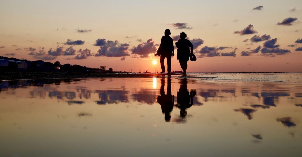 夕暮れの中を並んで歩くふたり。永遠ではない今だからこそ、一緒にいる時間が輝く。