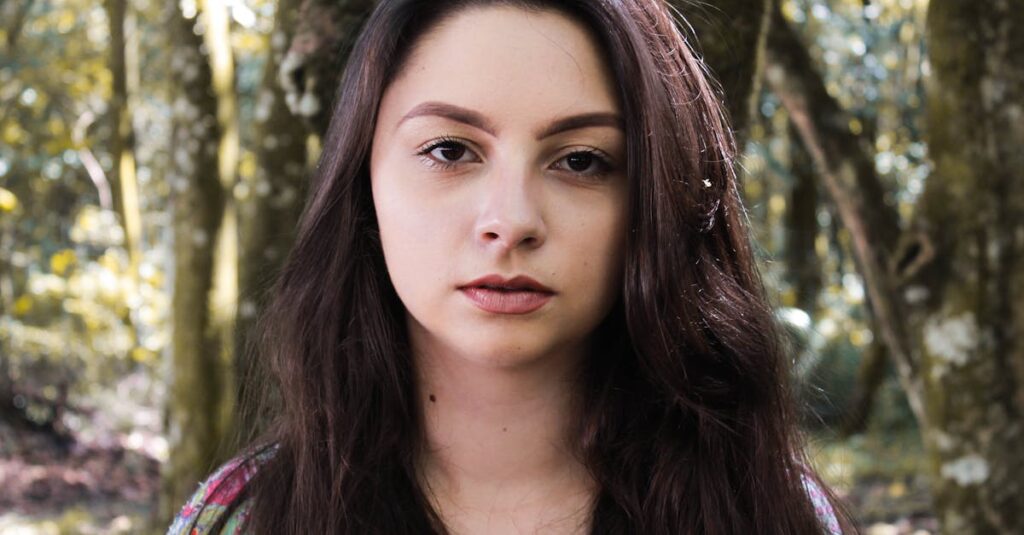 自分から孤独を選んで静けさの中に佇む女性のイメージ