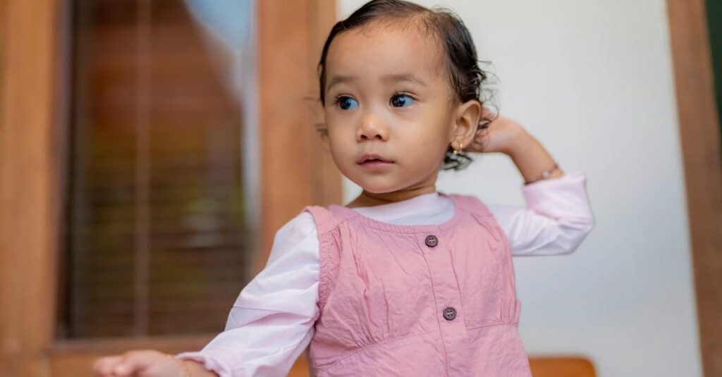 やわらかな光の中で豊かな表情を見せる女の子。素直さの奥に、ちょっとだけ不安げなまなざしがある。