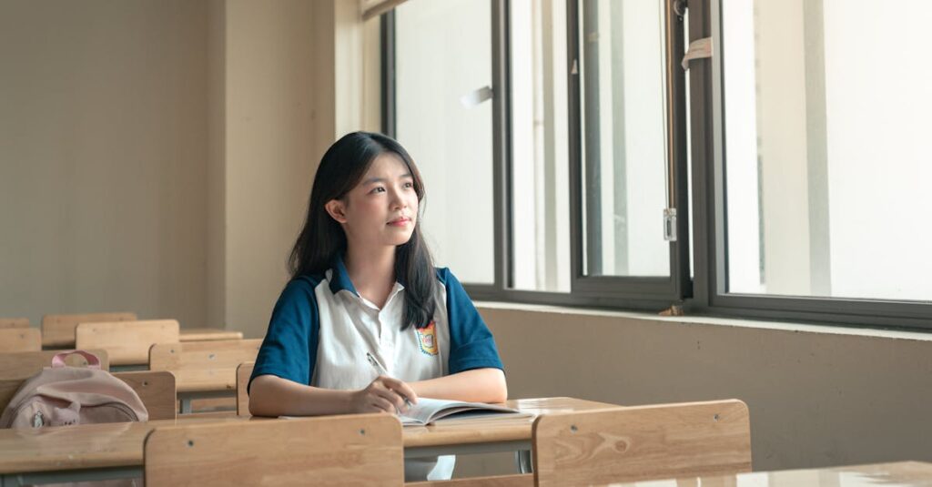 屋上でぎこちなく向き合うふたり。好きなのに言えない、かぐや様の世界観。