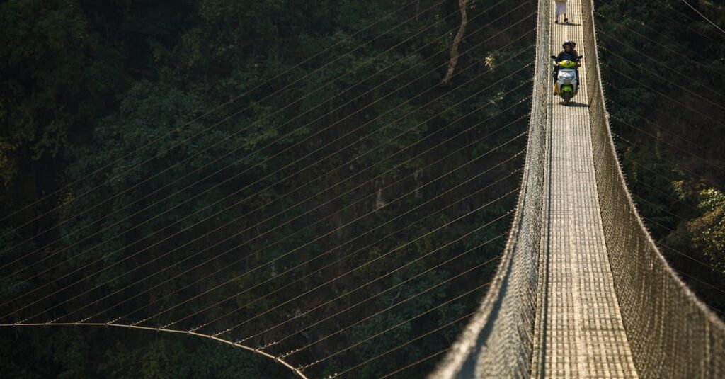 夜空の下、橋を渡り新しい道へ進むアニメキャラクターのシルエット