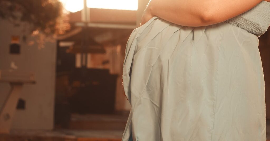 静かな分かれ道に立つ女性。自分の物語を生き始める、やわらかな出発点。