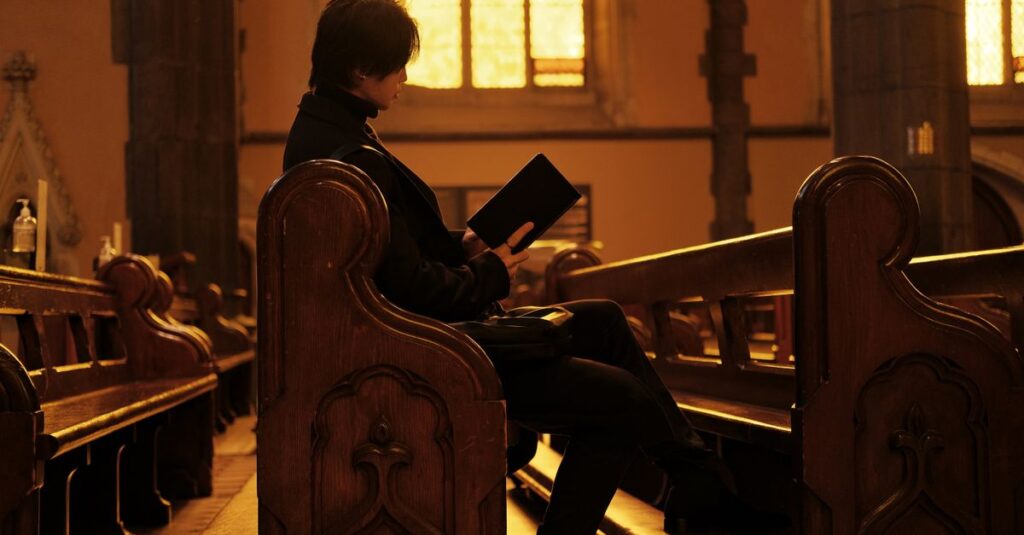 やわらかな灯りの中で本を閉じる人。読み終えたのに、心の中ではまだ物語が続いている。