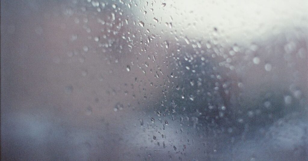 雨の窓辺でひとり静かにいる女性。言葉にならないまま抱えてきた感情が、ある日静かに溢れる。