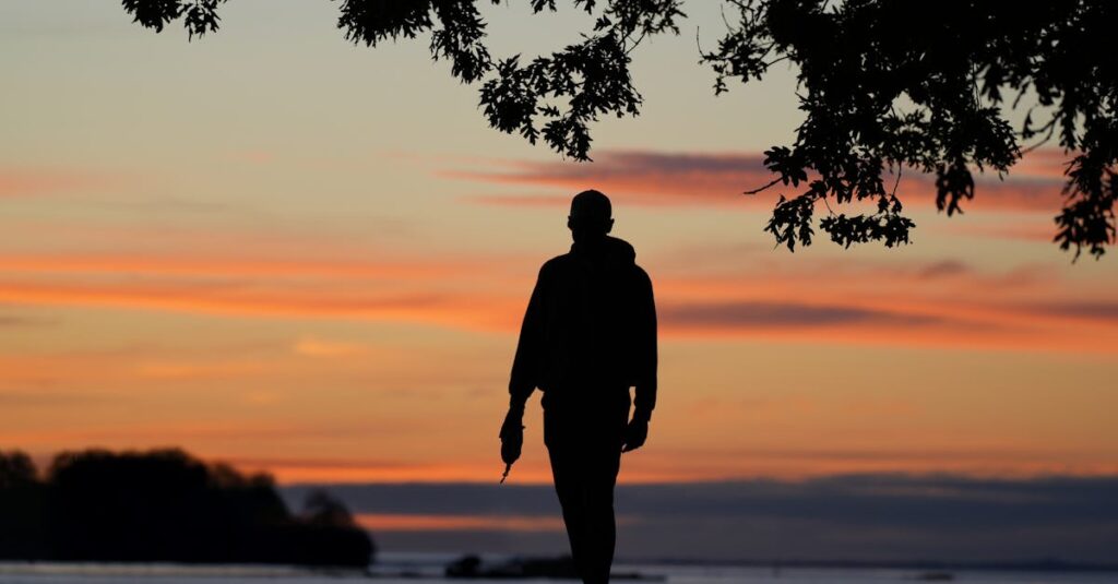 やわらかな光の中で不安を抱えながらも静かに立つ人。本当の強さは、不安を消すことじゃない。
