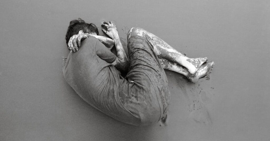 朝焼けを見つめるエルフ、限られた時間の尊さと今を生きる覚悟を表す場面