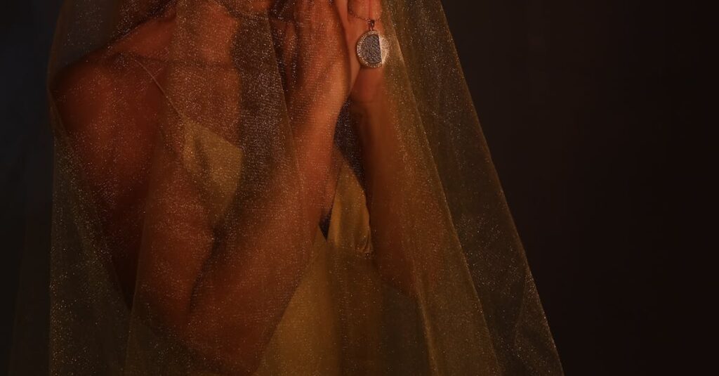 自分の本音を探す女性、静かな光に包まれた癒しのイメージ