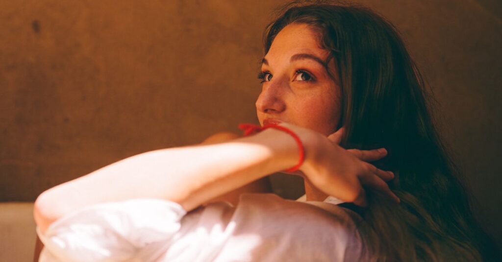 遠くを見つめる女性。嫉妬の奥に隠れた、本当の望み。