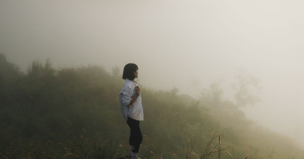 やわらかな光の中で静かに立つエルフの女性。感情が薄いのではなく、ただ時間の流れが違うだけ。