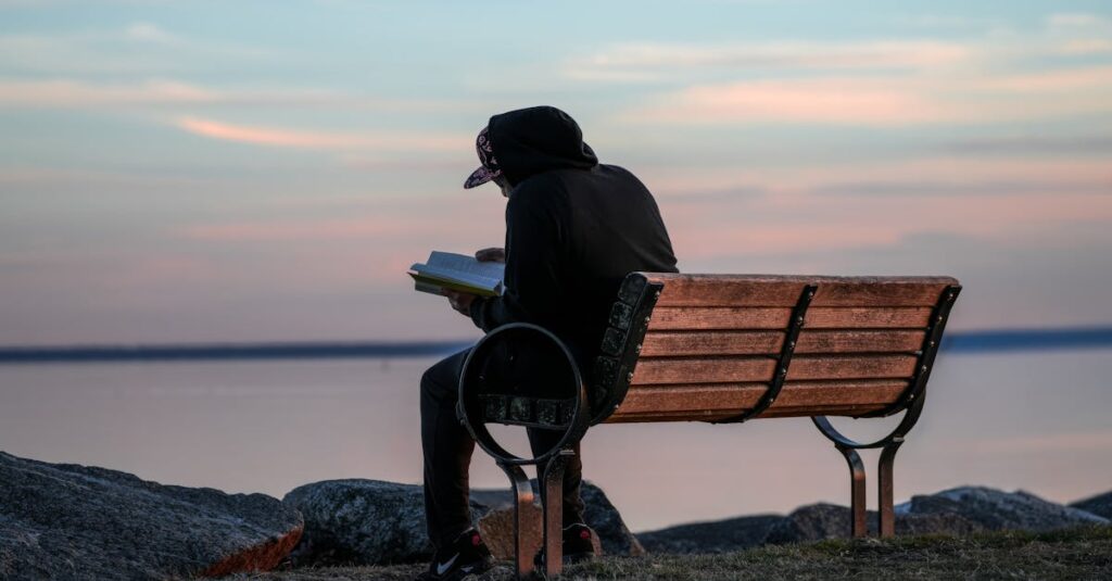 やわらかな灯りの中で本を閉じる人。読み終えたのに、心の中ではまだ物語が続いている。