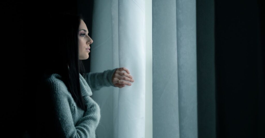 ひとり静かにうつむく女性。誰かのためばかりで、自分の気持ちを忘れてしまった時間。