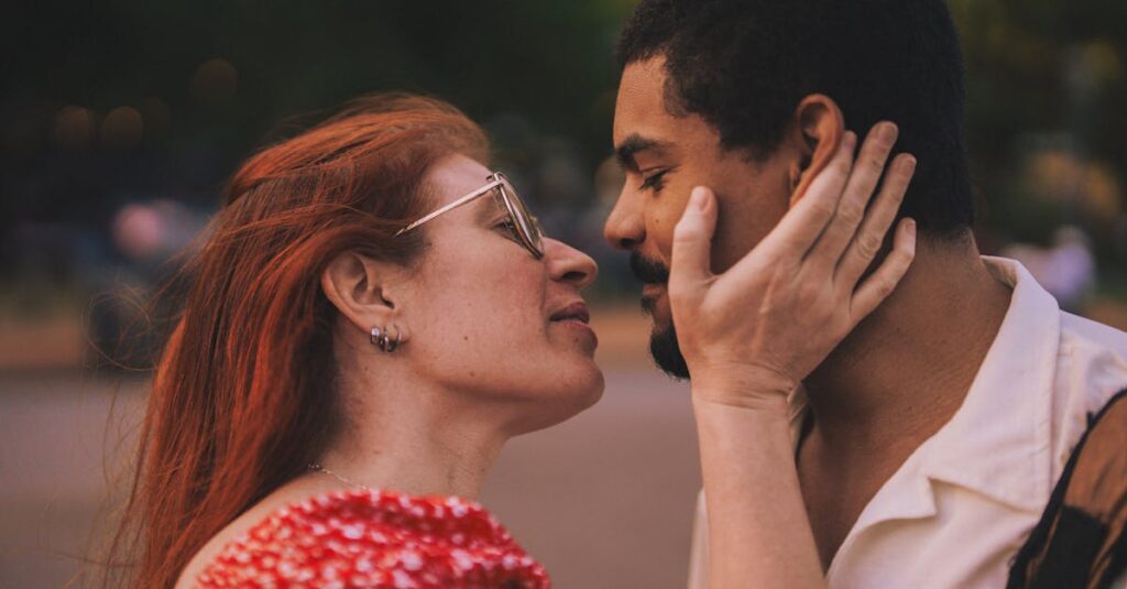 廊下ですれ違うふたり。駆け引きの奥にあるのは、ただ「好き」という気持ちだけ。