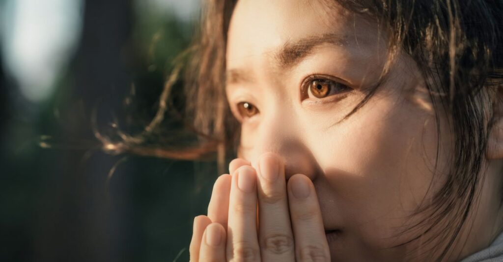 大丈夫と言い続ける女の子。「大丈夫」の下に、本当はたくさんの我慢が積もっている。