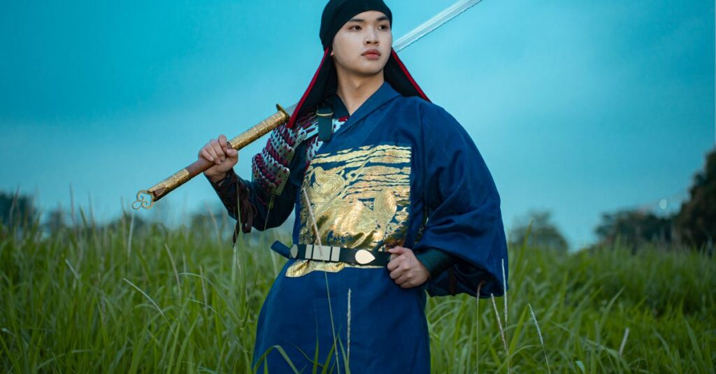 やわらかな光の中で震えながら立つ若い戦士。怖がりのまま、それでも一歩踏み出す。