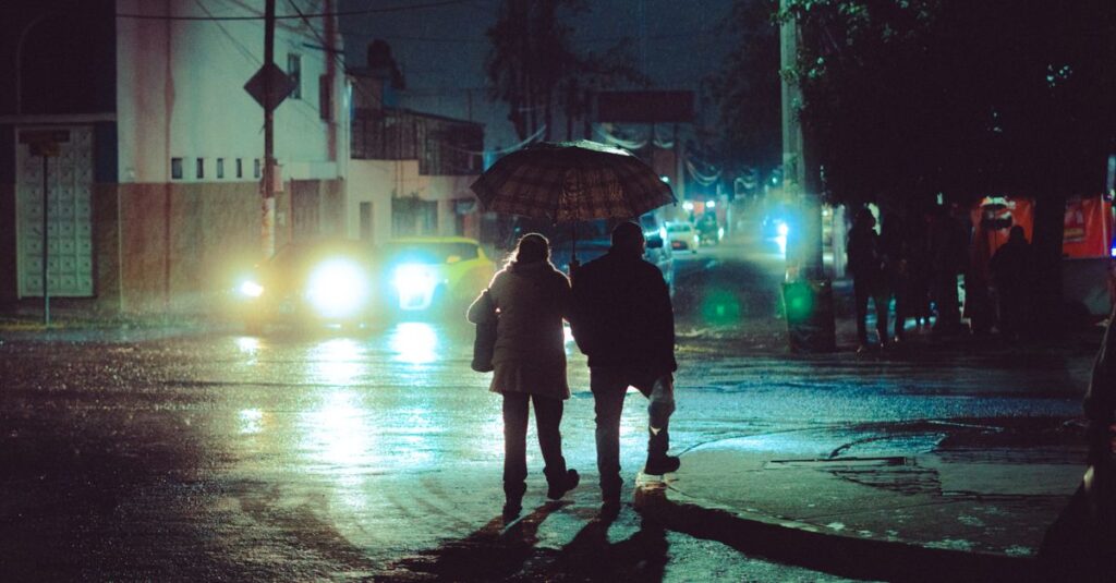 雨上がりの光の中に立つふたりのシルエット。孤独のそばには、いつもやさしさがある。