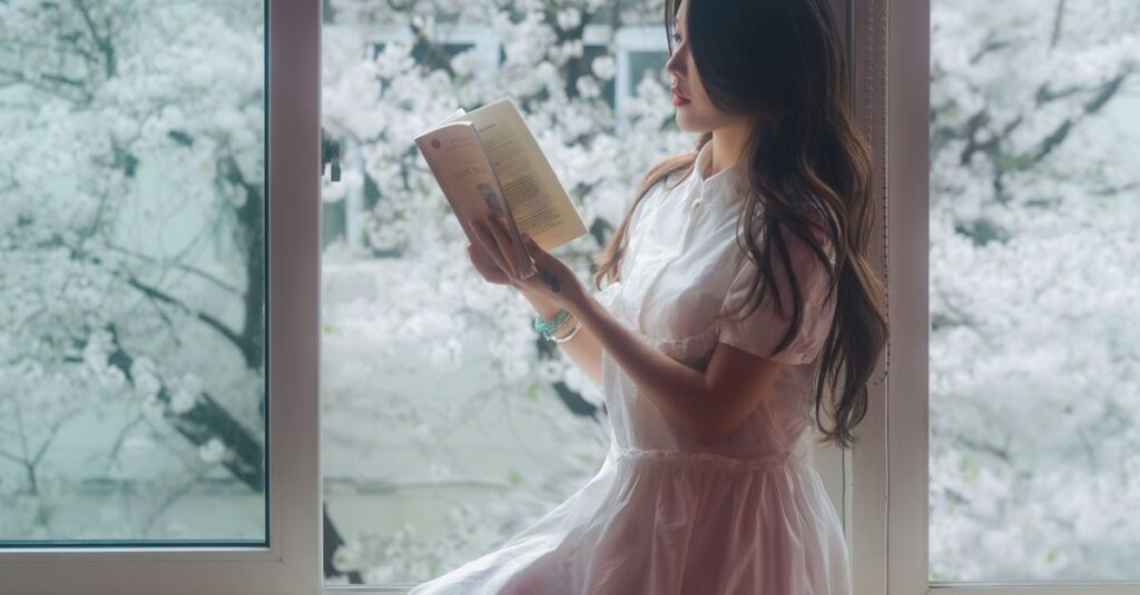 やわらかな光の中で静かに微笑む女の子。怒りの奥に、誰よりもやさしい心がある。
