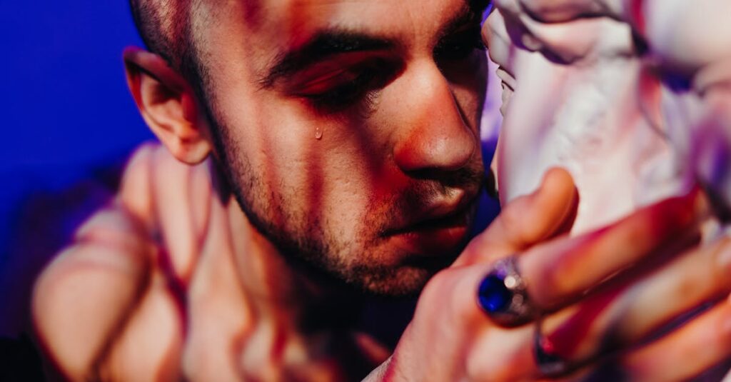 感情を押し殺して無理に笑うアニメキャラのイメージ